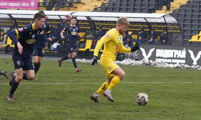 Батько-воїн ЗСУ форварда Буковини виконав символічний удар перед матчем ПФЛ