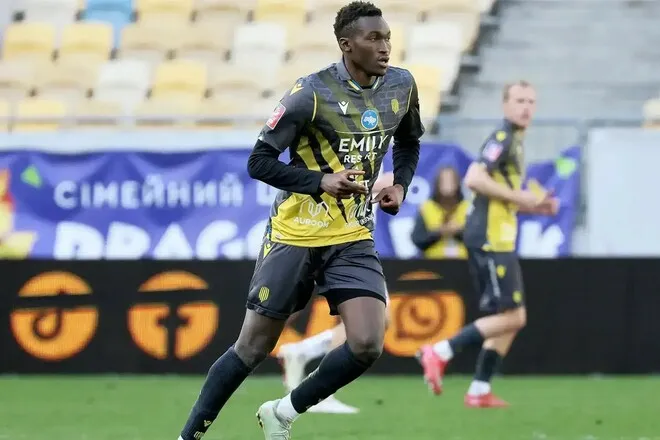 Фаал залишається в Руху: чому зривається його трансфер до Карпат