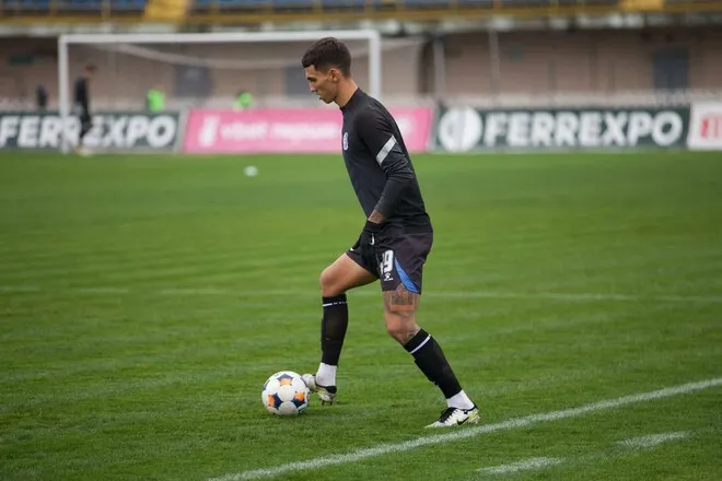 Офіційно: Чорноморець розірвав контракт із футболістом, який виїхав з України