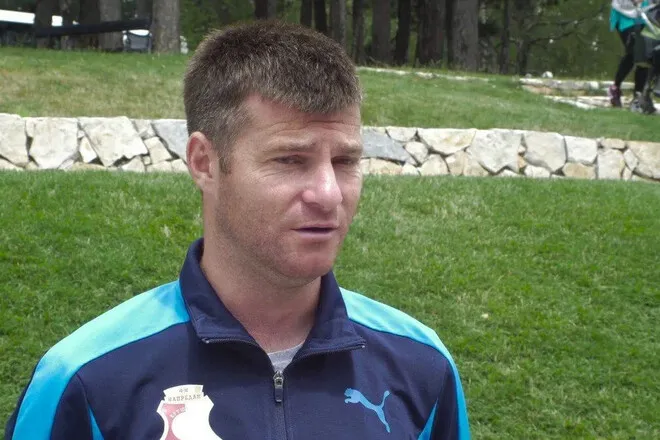 Відомий наставник виїхав з України: клуб розірвав контракти майже з усім складом