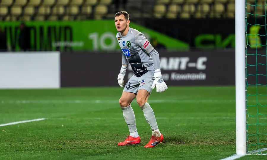 Євген Волинець за кількістю дуелей на пенальті наближається до рекорду Рустама Худжамова