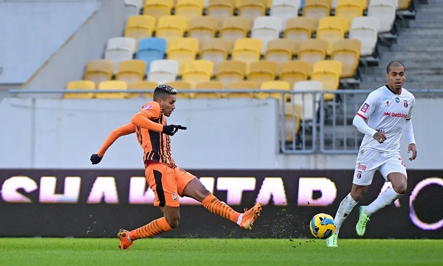 Шахтар завдяки голу Бондаря обіграв Верес і вийшов на перше місце в таблиці