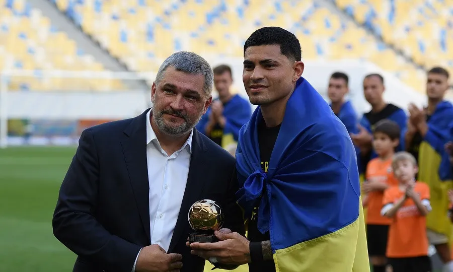 Президент Української Прем’єр-ліги Євген Дикий вручив відзнаки трьом лауреатам минулого сезону